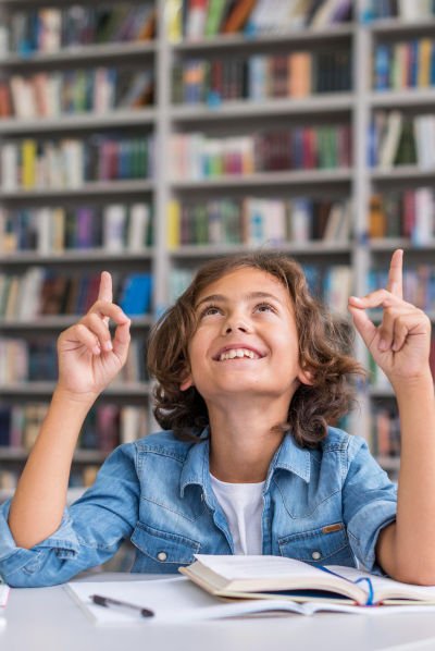 crianca-com-os-dedos-para-o-alto Criança com os dedos-para o alto